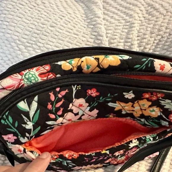 NWOT Vera Bradley crossbody bag. Clean, no stains or tears. - Picture 3 of 4